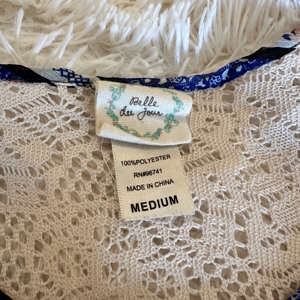 Belle Du Jour Light Weight Semi Sheer Blouse Size Medium - Picture 4 of 8